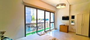 Et tv og/eller underholdning på Oshun Sanchinarro Seasonal Living Lofts