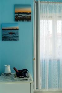cocina con ventana y mesa con olla en Apartments & Rooms Andrea, en Zadar