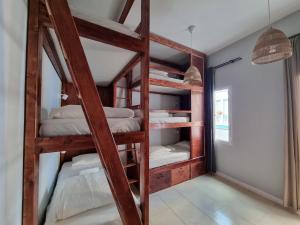 Palanda nebo palandy na pokoji v ubytování Compass House