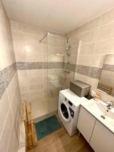 Fotografia z galérie ubytovania Bergson Top - Appart 80m2, 2 grandes chambres, entièrement rénovée et équipée, lumineux, WIFI, balcon, calme, vue imprenable v destinácii Saint-Étienne