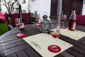 uma mesa de madeira com copos de vinho e garrafas em Ferienhaus Pfalzklause em Billigheim-Ingenheim