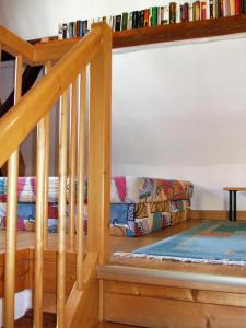 ein Wohnzimmer mit einer Treppe und einer Couch in der Unterkunft Ferienhaus Pfalzklause in Billigheim-Ingenheim