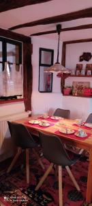 einem Esstisch mit Stühlen und einem Holztisch in der Unterkunft Ferienhaus Pfalzklause in Billigheim-Ingenheim