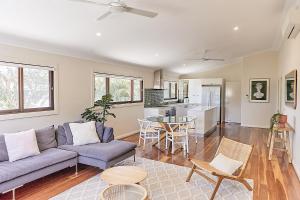 uma sala de estar com um sofá e uma mesa em Away Guesthouse- Away on Shirley Lane em Byron Bay