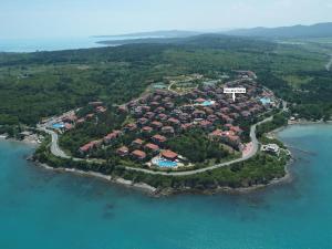 eine Luftansicht einer kleinen Insel im Wasser in der Unterkunft Eve Santa Marina Apartments - sea, pools, relax in Sozopol