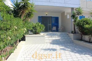 una casa con un passaggio in mattoni davanti di Villa Grazia a Ostuni Altre 13 foto