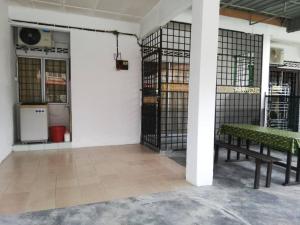 バンティングにあるD'Haja 17 KLIA SEPANG with 2 Airconds & Wi-Fiのベンチと冷蔵庫付きの空き部屋 +6枚の写真