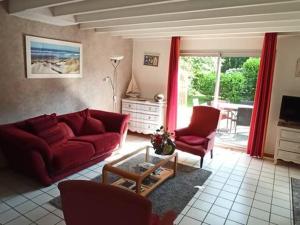 sala de estar con sofá rojo y 2 sillas en Maison proche centre équestre et forêt avec jardin, en Le Touquet-Paris-Plage