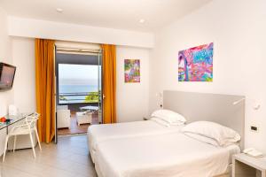 una camera con letto e vista sull'oceano di Art Hotel Gran Paradiso a Sorrento