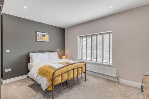 a bedroom with a bed and a window at 6 bed 6 bath house perfect for contractors in Thorpe Saint Andrew