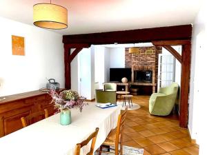 salon ze stołem i krzesłami w obiekcie Gîte Saint Pierre w mieście Verdigny