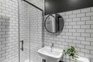 Thorpe Saint Andrew的住宿－6 bed 6 bath house perfect for contractors，白色的浴室设有水槽和镜子