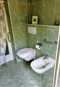 La salle de bains est pourvue de toilettes et d'un lavabo. dans l'établissement Ferienwohnung Urlaub über den Second Hand Lädchen, à Großbreitenbach