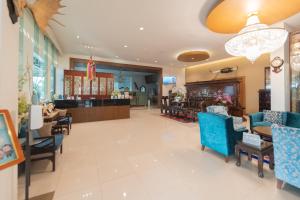 um átrio com cadeiras azuis e uma sala de espera em Rimkhobfa Urban Resort em Samutprakarn