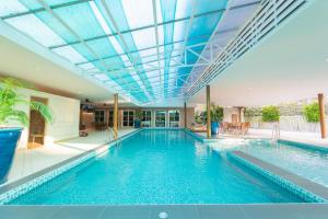 Bazén v ubytování Rimkhobfa Urban Resort nebo v jeho okolí