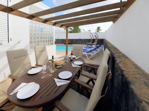 Kép Lovely Lanzarote Villa 4 Bedroom Villa Joanne Bbq Private Pool Puerto Del Carmen szállásáról Puerto del Carmenben a galériában