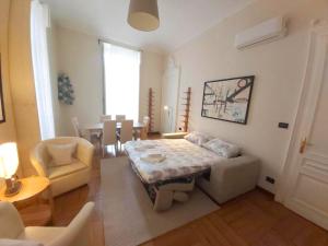 Sala de estar con cama y mesa en Inappartamento La Pepita Luxury en Turín