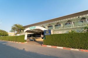 a building with a fence in front of it at Rimkhobfa Urban Resort in Samutprakarn