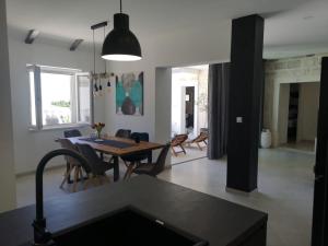 Fotografia z galérie ubytovania Holiday home in Selca with terrace, air conditioning, WiFi, washing machine 5094-1 v destinácii Selca