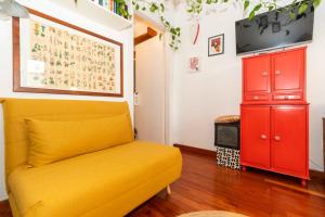 都靈的住宿－Porta Nuova APT x4 - City View，客厅设有黄色沙发和红色橱柜