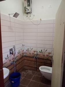B g royal heritage في هامبي: حمام مع مرحاضين ومغسلة