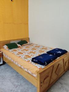 B g royal heritage في هامبي: سرير خشبي فوقه وسادتين