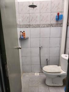 y baño con aseo y lavamanos. en D'Haja 56 KLIA SEPANG with 3 AIRCONDS & FREE Wi-Fi en Banting