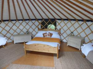 - une chambre avec un lit dans une yourte dans l'établissement Chestnut Yurt, à Fernhurst