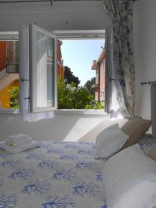 蒙泰羅索阿爾馬雷的住宿－DIAMANTE BLU Cod.Citra 011019-LT-0241，一间卧室设有一张床和一个大窗户