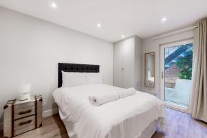 Tempat tidur dalam kamar di Stylish 2bed flat 10min to Wimbledon tennis courts