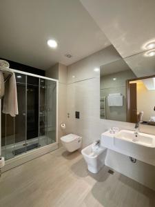 un bagno con lavandino, wc e doccia di Spa Hotel Terme a Sarajevo