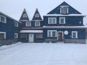 Białka TatrzanskaBaletyuKatany的前面有雪盖的房子