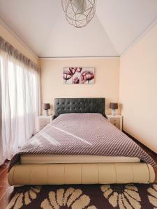 um quarto com uma cama grande e duas mesas de cabeceira em Bungalow with 2 bedrooms, Playa la Tejita em El Médano