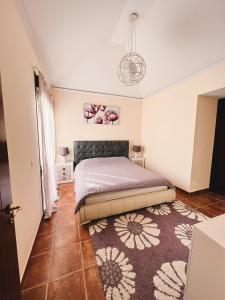 um quarto com uma cama e um tapete em Bungalow with 2 bedrooms, Playa la Tejita em El Médano
