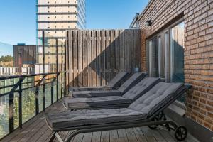 un grupo de sillas sentadas en un balcón en Best Western Malmia Hotel, en Skellefteå