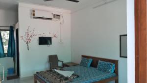 TV a/nebo společenská místnost v ubytování ADITYA BEACH RESORT