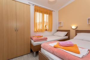 A bed or beds in a room at Apartments Marinko
