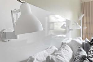 Uma cama ou camas num quarto em First Hotel Planetstaden