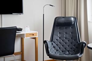 Uma televisão e/ou sistema de entretenimento em First Hotel Planetstaden