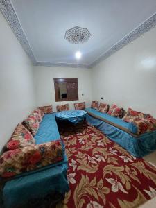 ein großes Wohnzimmer mit Sofas und einem Sofa in der Unterkunft RESIDENCE ABOU YASSINE in Ad-Dakhla