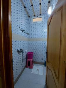 d'une salle de bains avec des toilettes roses dans le coin. dans l'établissement RESIDENCE ABOU YASSINE, à Dakhla