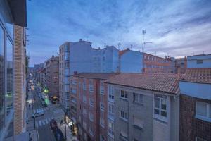uitzicht op een stad met hoge gebouwen bij Brizal Apartamento in Gijón