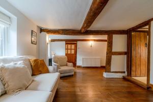Una sala de estar con un sofá blanco y una silla. en The Landers, en Cheltenham