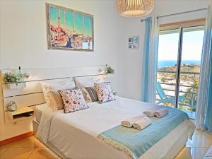 ein Schlafzimmer mit einem großen Bett mit Handtüchern darauf in der Unterkunft AlbufeiraOrada II by Be Cherish in Albufeira