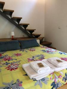 1 dormitorio con 1 cama con toallas en B&B Al Boschetto, en Nemoli