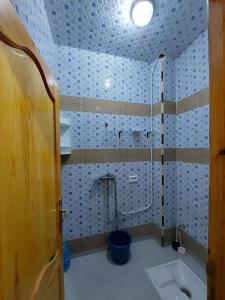 ein Bad mit einer Dusche und einem Waschbecken in der Unterkunft RESIDENCE ABOU YASSINE in Ad-Dakhla