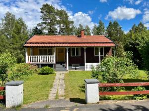 mały dom z czerwonym dachem w obiekcie typical Swedish cosy holiday house in Målilla, Småland w mieście Målilla