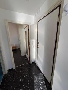 un corridoio vuoto con porta e specchio di Le Casasse Vico Delle Stelle a Varigotti Altre 12 foto