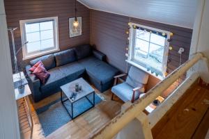 z widokiem na salon z niebieską kanapą w obiekcie Authentic Lofoten Rorbu w mieście Stamsund