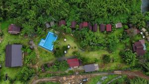 een uitzicht op een tuin met een huis en bomen bij Banlaw Garden Resort in Puerto Princesa City